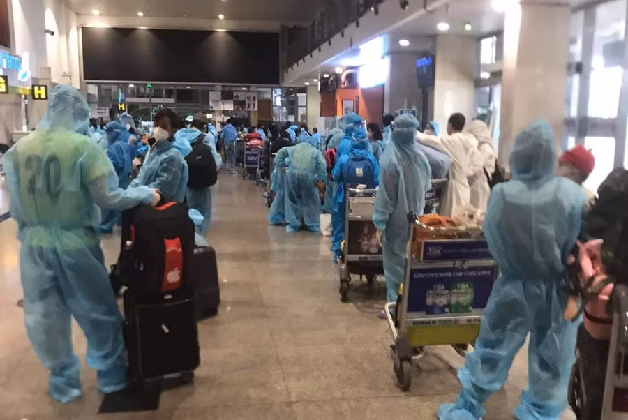 Công dân về quê mặc đồ bảo hộ an toàn phòng chống dịch.