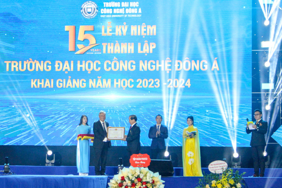 GS.TS Đinh Văn Thuận - Chủ tịch Hội đồng trường Trường Đại học Công nghệ Đông Á đón nhận Bằng khen của Chủ tịch UBND tỉnh Bắc Ninh. GS.TS Đinh Văn Thuận - Chủ tịch Hội đồng trường Trường Đại học Công nghệ Đông Á đón nhận Bằng khen của Chủ tịch UBND tỉnh Bắc Ninh.