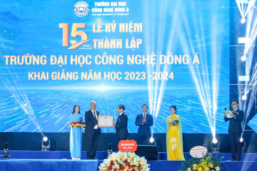 GS.TS Đinh Văn Thuận - Chủ tịch Hội đồng trường Trường Đại học Công nghệ Đông Á đón nhận Bằng khen của Chủ tịch UBND tỉnh Bắc Ninh.