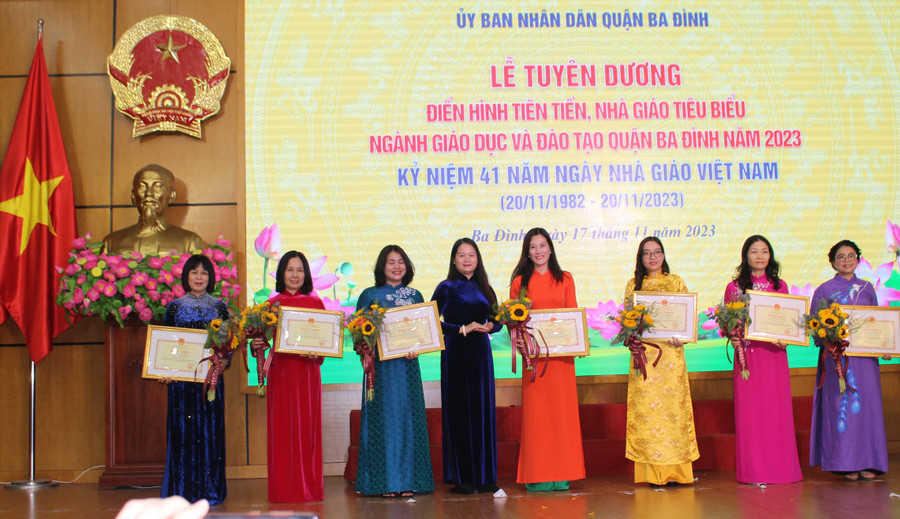 Thừa ủy quyền, bà Phạm Thị Diễm - Phó Chủ tịch UBND quận Ba Đình trao Bằng khen của Bộ trưởng Bộ GD&ĐT cho 7 cá nhân. Thừa ủy quyền, bà Phạm Thị Diễm - Phó Chủ tịch UBND quận Ba Đình trao Bằng khen của Bộ trưởng Bộ GD&ĐT cho 7 cá nhân.