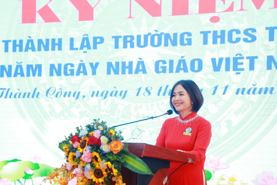 Cô Nguyễn Ngọc Anh - Hiệu trưởng Trường THCS Thành Công trình bày diễn văn kỷ niệm. Cô Nguyễn Ngọc Anh - Hiệu trưởng Trường THCS Thành Công trình bày diễn văn kỷ niệm.