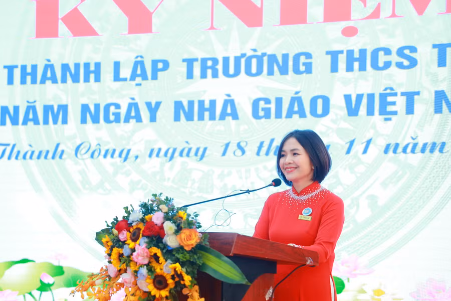 Cô Nguyễn Ngọc Anh - Hiệu trưởng Trường THCS Thành Công trình bày diễn văn kỷ niệm.