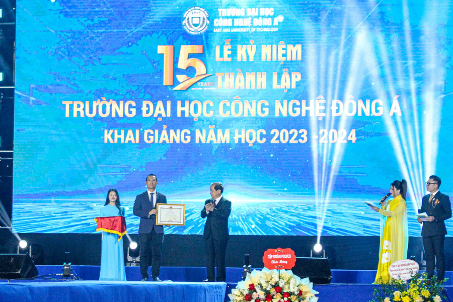 Trường Đại học Công nghệ Đông Á đón nhận Bằng khen của Chủ tịch UBND tỉnh Bắc Ninh. Trường Đại học Công nghệ Đông Á đón nhận Bằng khen của Chủ tịch UBND tỉnh Bắc Ninh.