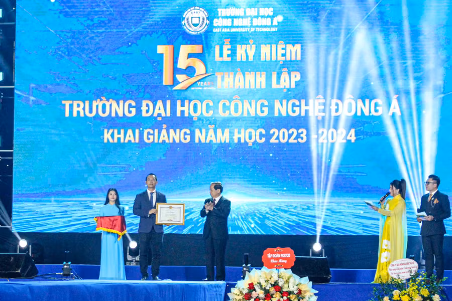 Trường Đại học Công nghệ Đông Á đón nhận Bằng khen của Chủ tịch UBND tỉnh Bắc Ninh.