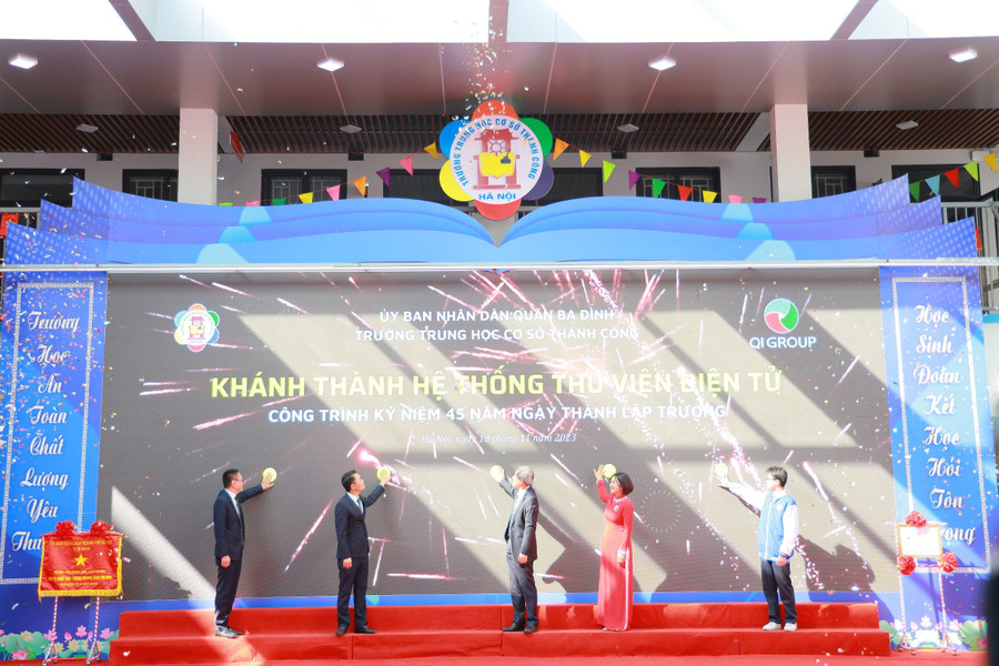 Đại biểu bấm nút khai trương thư viện số - công trình chào mừng 45 năm thành lập trường. Đại biểu bấm nút khai trương thư viện số - công trình chào mừng 45 năm thành lập trường.