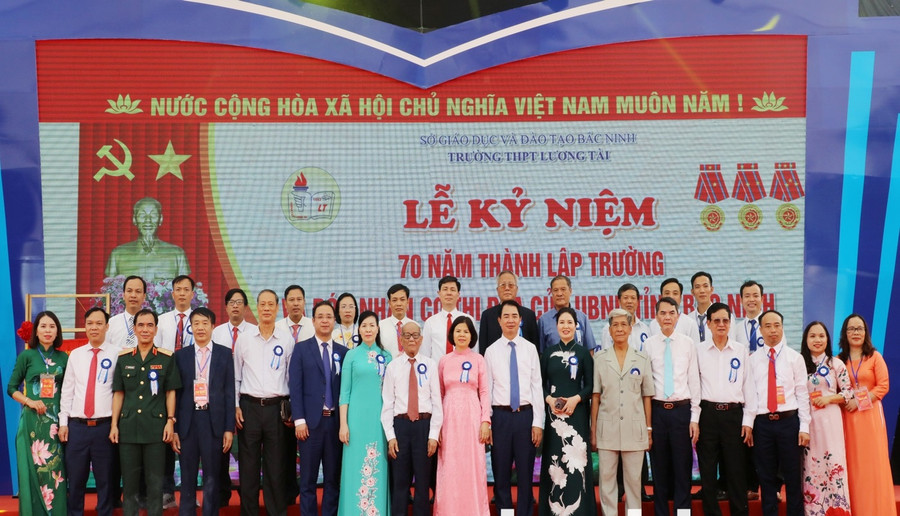 Chủ tịch UBND tỉnh Bắc Ninh - Nguyễn Hương Giang chụp ảnh lưu niệm với lãnh đạo và các thế hệ học sinh Trường THPT Lương Tài. Chủ tịch UBND tỉnh Bắc Ninh - Nguyễn Hương Giang chụp ảnh lưu niệm với lãnh đạo và các thế hệ học sinh Trường THPT Lương Tài.