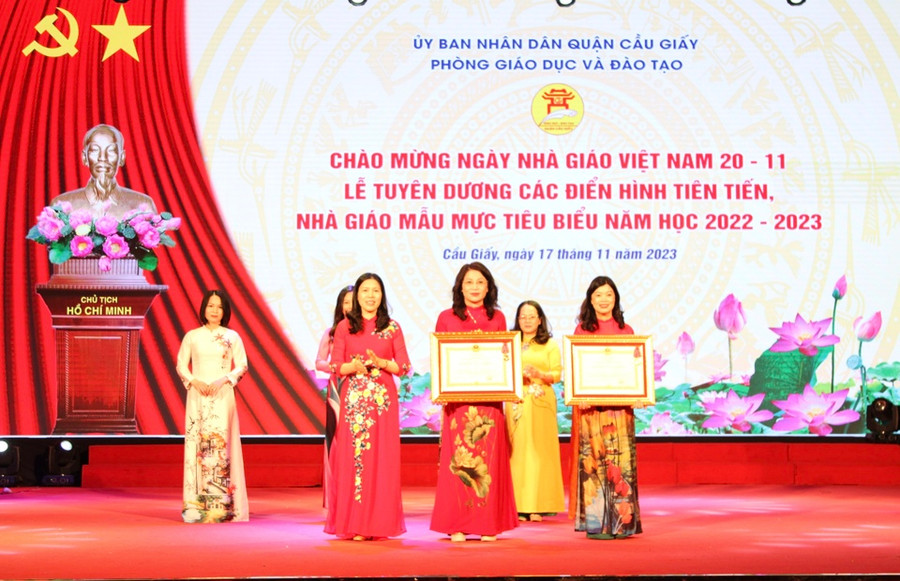 Bí thư Quận uỷ Cầu Giấy Trần Thị Phương Hoa trao Huân chương Lao động cho các cá nhân xuất sắc.