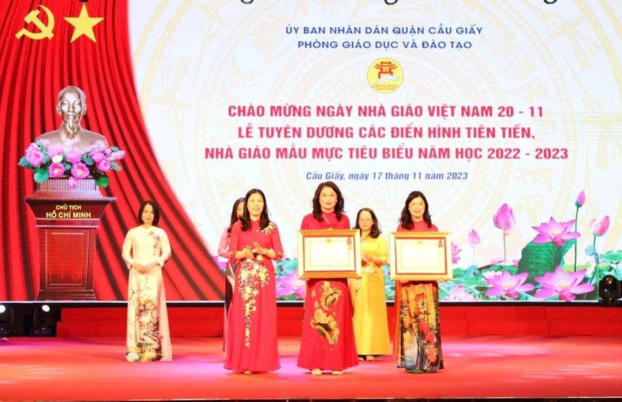 Bí thư Quận uỷ Cầu Giấy Trần Thị Phương Hoa trao Huân chương Lao động cho các cá nhân xuất sắc.