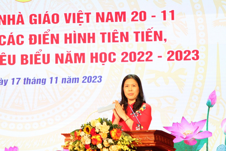 Bí thư Quận uỷ Cầu Giấy - Trần Thị Phương Hoa phát biểu. Bí thư Quận uỷ Cầu Giấy - Trần Thị Phương Hoa phát biểu.