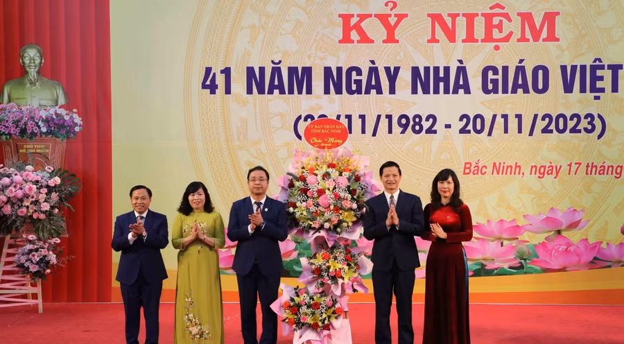 Ông Vương Quốc Tuấn - Phó Chủ tịch Thường trực UBND tỉnh Bắc Ninh (thứ 2 từ phải sang trái) về dự và chúc mừng ngành giáo dục.