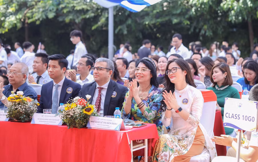 Cô Lê Thị Bích Dung (thứ 2 từ phải sang trái).