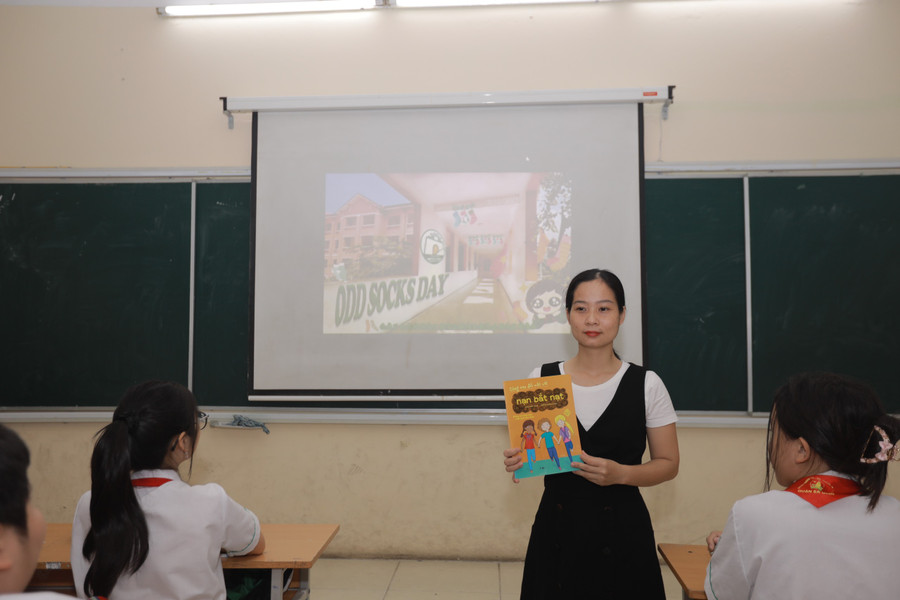 Cô Bùi Thị Quynh trong một giờ lên lớp. Cô Bùi Thị Quynh trong một giờ lên lớp.