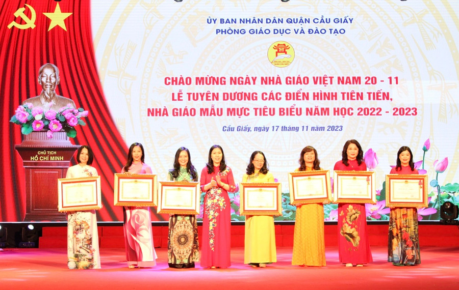 Bí thư Quận uỷ Cầu Giấy trao Huân chương Lao động, Bằng khen của Thủ tướng Chính phủ cho các các nhân có thành tích xuất sắc. Bí thư Quận uỷ Cầu Giấy trao Huân chương Lao động, Bằng khen của Thủ tướng Chính phủ cho các các nhân có thành tích xuất sắc.