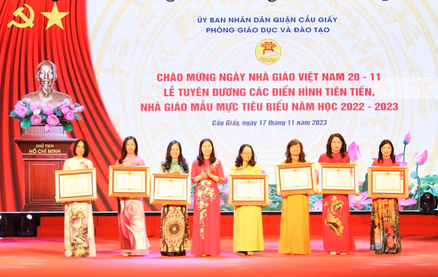 Bí thư Quận uỷ Cầu Giấy trao Huân chương Lao động, Bằng khen của Thủ tướng Chính phủ cho các các nhân có thành tích xuất sắc.