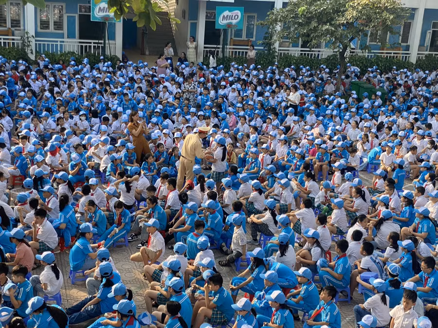 Học sinh trường Tiểu học Phúc Diễn tham gia buổi học ngoại khóa về tuyên truyền ATGT.