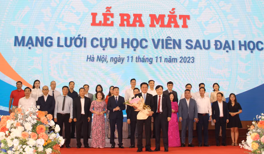 Ban điều hành mạng lưới cựu học viên sau đại học ra mắt.