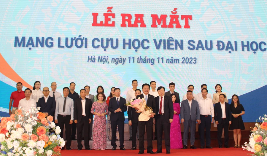 Ban điều hành mạng lưới cựu học viên sau đại học ra mắt.