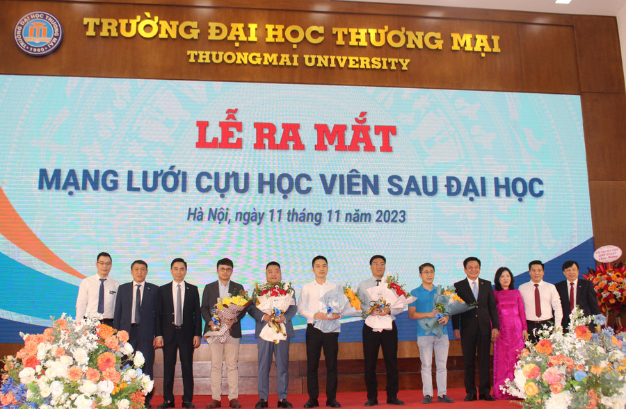 Ban giám hiệu Trường Đại học Thương mại tặng hoa, tri ân nhà tài trợ ra mắt Mạng lưới cựu học viên sau đại học. Ban giám hiệu Trường Đại học Thương mại tặng hoa, tri ân nhà tài trợ ra mắt Mạng lưới cựu học viên sau đại học.