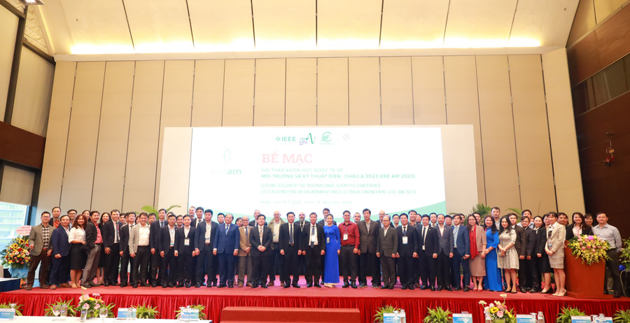 Các đại biểu chụp ảnh lưu niệm tại hội thảo.