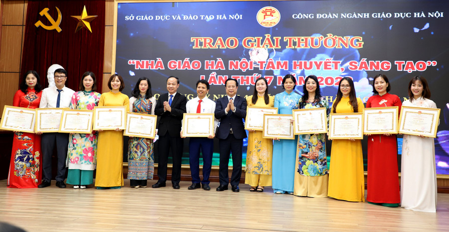 cô Lê Thị Bích Dung (thứ 4 từ phải sang trái) nhận danh hiệu Nhà giáo Hà Nội tâm huyết sáng tạo.