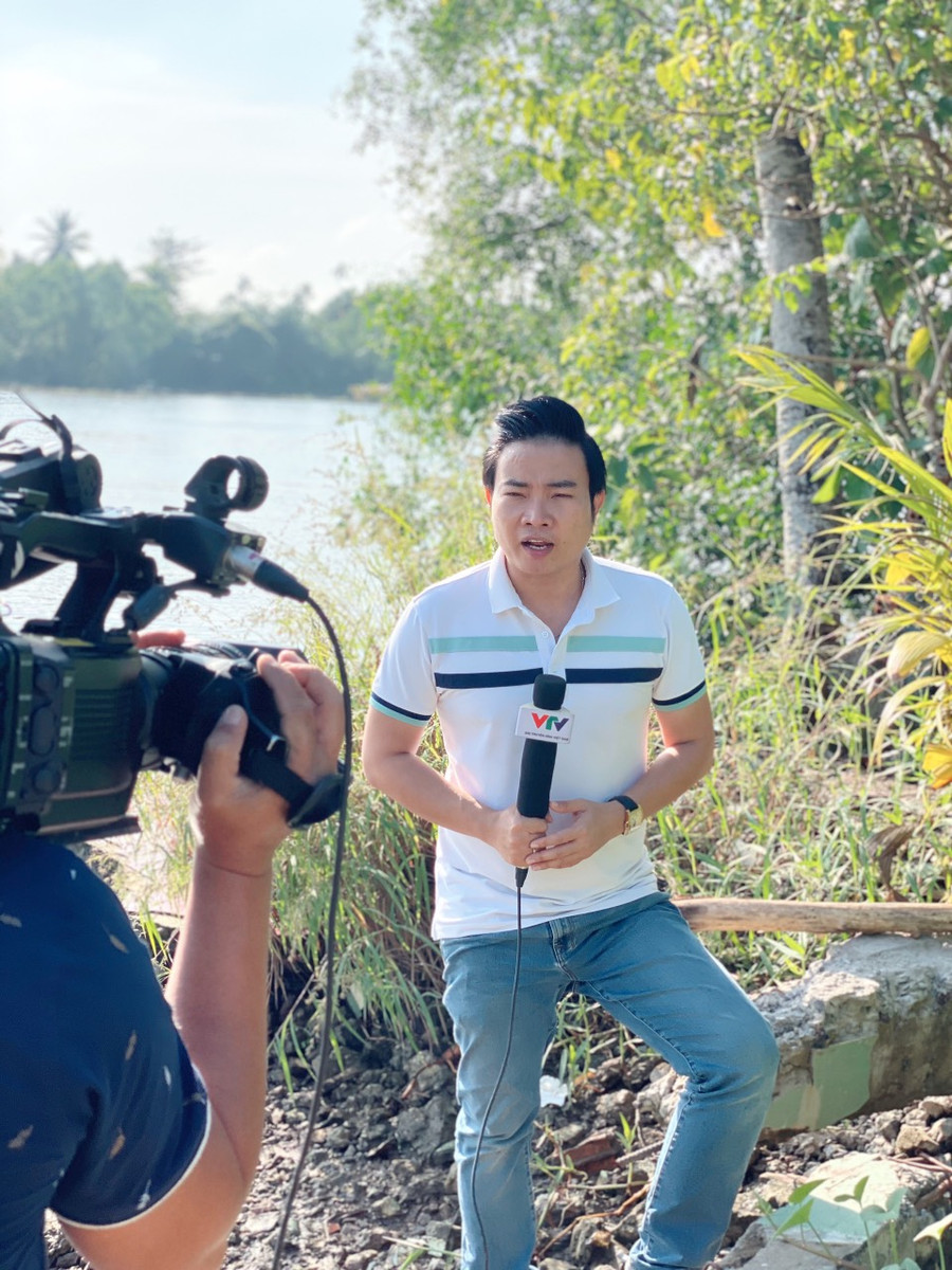 Một trong những tác giả thực hiện tọa đàm "Khó khăn khi thiếu giáo viên" đang tác nghiệp. Một trong những tác giả thực hiện tọa đàm "Khó khăn khi thiếu giáo viên" đang tác nghiệp.