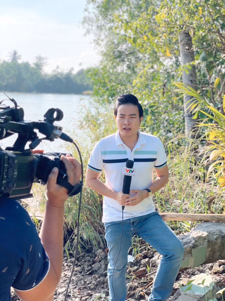 Một trong những tác giả thực hiện tọa đàm "Khó khăn khi thiếu giáo viên" đang tác nghiệp.