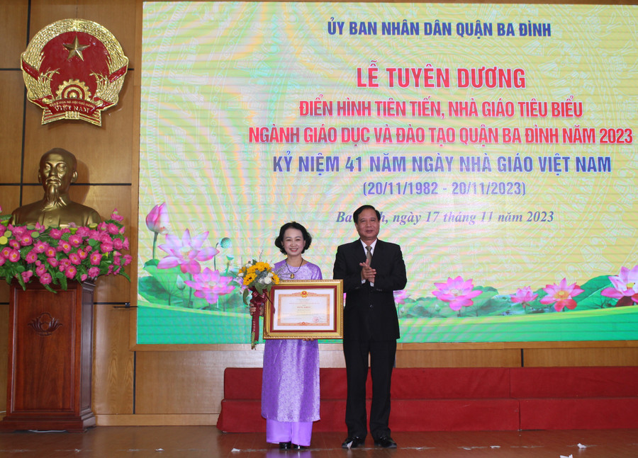Thừa ủy quyền, ông Nguyễn Công Thành - Phó Bí thư Thường trực Quận ủy, Chủ tịch HĐND quận Ba Đình trao Bằng khen của Thủ tướng Chính phủ cho Trường Mẫu giáo số 10. Thừa ủy quyền, ông Nguyễn Công Thành - Phó Bí thư Thường trực Quận ủy, Chủ tịch HĐND quận Ba Đình trao Bằng khen của Thủ tướng Chính phủ cho Trường Mẫu giáo số 10.