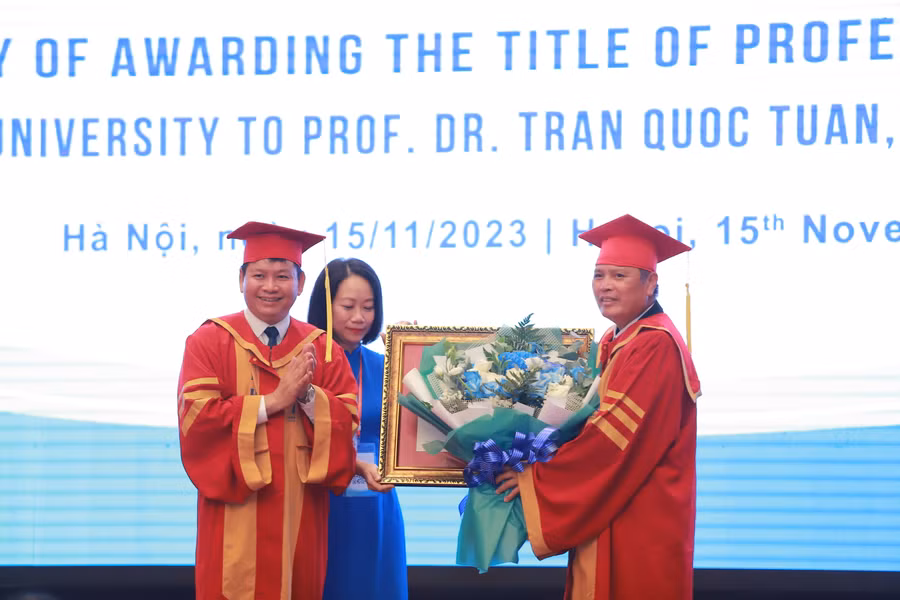 PGS.TS Đinh Văn Châu trao danh hiệu Giáo sư danh dự Trường Đại học Điện lực cho GS. TSKH Trần Quốc Tuấn.