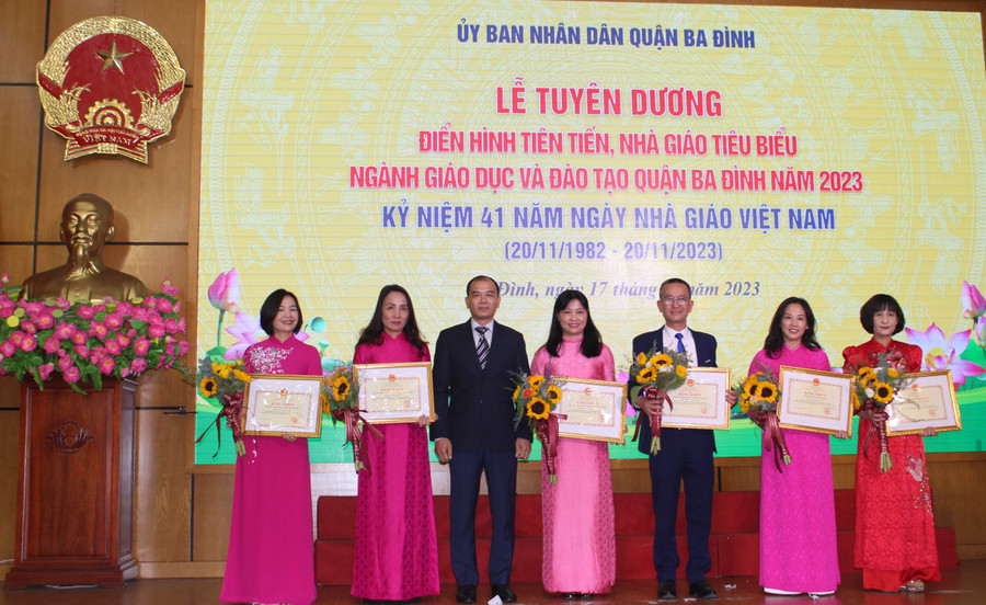 Thừa ủy quyền, đại diện ban tổ chức buổi lễ trao Bằng khen của Bộ trưởng Bộ GD&ĐT cho 6 tập thể. Thừa ủy quyền, đại diện ban tổ chức buổi lễ trao Bằng khen của Bộ trưởng Bộ GD&ĐT cho 6 tập thể.