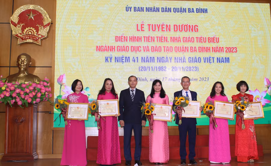 Thừa ủy quyền, đại diện ban tổ chức buổi lễ trao Bằng khen của Bộ trưởng Bộ GD&amp;ĐT cho 6 tập thể.