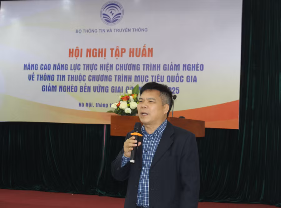 Ông Đinh Xuân Thắng – Phó Vụ trưởng Vụ Tuyên truyền, Ủy ban Dân tộc - báo cáo viên tại buổi tập huấn.