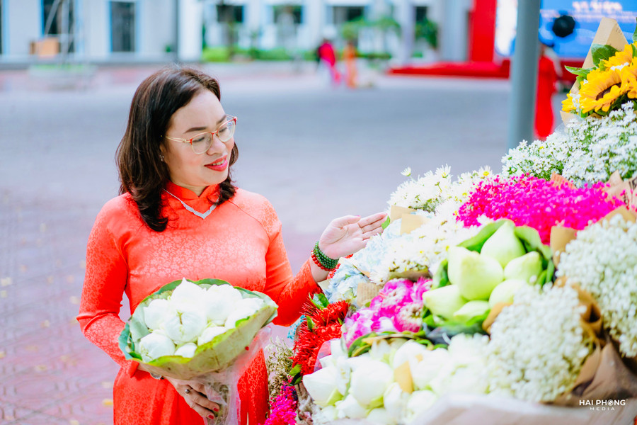 Cô giáo Trần Thu Thủy. Cô giáo Trần Thu Thủy.