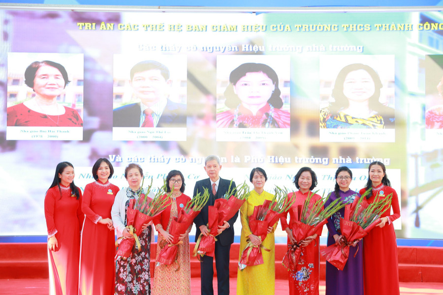 Ban giám hiệu Trường THCS Thành Công tặng hoa tri ân các thế hệ lãnh đạo của nhà trường. Ban giám hiệu Trường THCS Thành Công tặng hoa tri ân các thế hệ lãnh đạo của nhà trường.