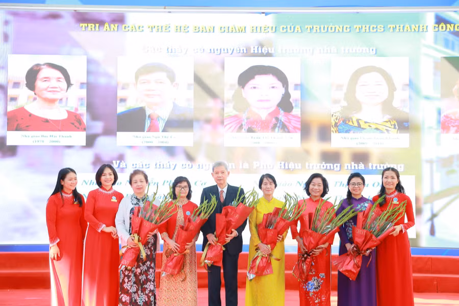 Ban giám hiệu Trường THCS Thành Công tặng hoa tri ân các thế hệ lãnh đạo của nhà trường.