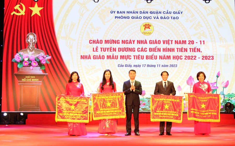 Trưởng Ban Thi đua Khen thưởng TP Hà Nội - Nguyễn Công Bằng trao Cờ thi đua của Chính phủ cho các tập thể ngành giáo dục quận Cầu Giấy. Trưởng Ban Thi đua Khen thưởng TP Hà Nội - Nguyễn Công Bằng trao Cờ thi đua của Chính phủ cho các tập thể ngành giáo dục quận Cầu Giấy.