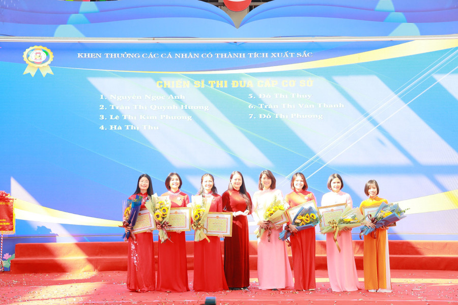 Bà Phạm Thị Diễm - Phó Chủ tịch UBND quận Ba Đình trao khen thưởng cho giáo viên có thành tích xuất sắc. Bà Phạm Thị Diễm - Phó Chủ tịch UBND quận Ba Đình trao khen thưởng cho giáo viên có thành tích xuất sắc.