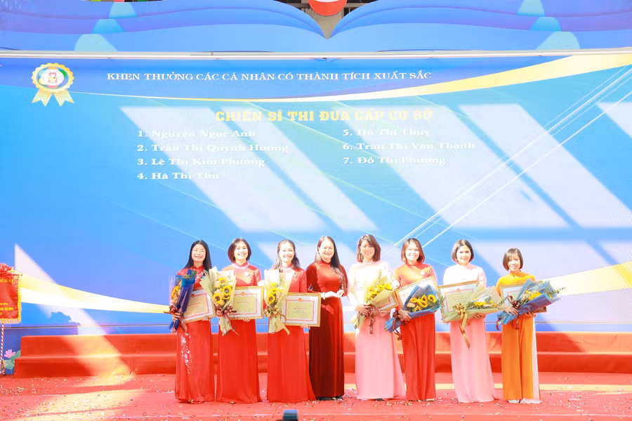 Bà Phạm Thị Diễm - Phó Chủ tịch UBND quận Ba Đình trao khen thưởng cho giáo viên có thành tích xuất sắc.