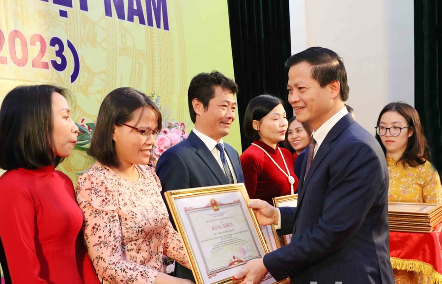 Phó Chủ tịch Thường trực UBND tỉnh Bắc Ninh - Vương Quốc Tuấn trao Bằng khen của Chủ tịch UBND tỉnh cho các thầy giáo, cô giáo tiêu biểu. Phó Chủ tịch Thường trực UBND tỉnh Bắc Ninh - Vương Quốc Tuấn trao Bằng khen của Chủ tịch UBND tỉnh cho các thầy giáo, cô giáo tiêu biểu.