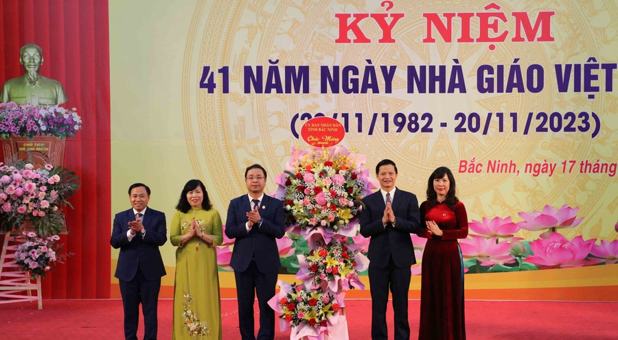 Ông Vương Quốc Tuấn - Phó Chủ tịch Thường trực UBND tỉnh Bắc Ninh (thứ 2 từ phải sang trái) về dự và chúc mừng ngành giáo dục. Ông Vương Quốc Tuấn - Phó Chủ tịch Thường trực UBND tỉnh Bắc Ninh (thứ 2 từ phải sang trái) về dự và chúc mừng ngành giáo dục.