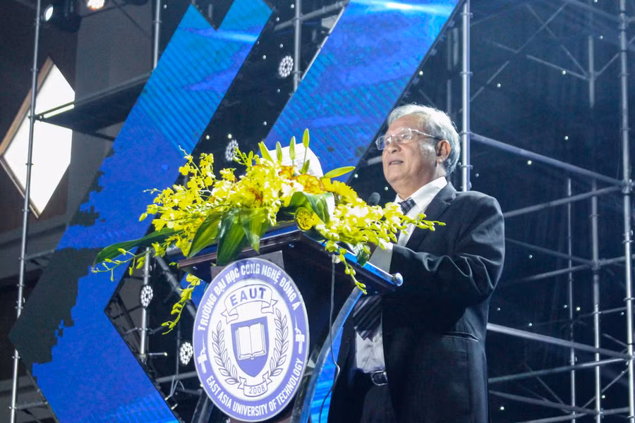 GS.TS Đinh Văn Thuận - Chủ tịch Hội đồng trường Trường Đại học Công nghệ Đông Á đọc diễn văn kỷ niệm.