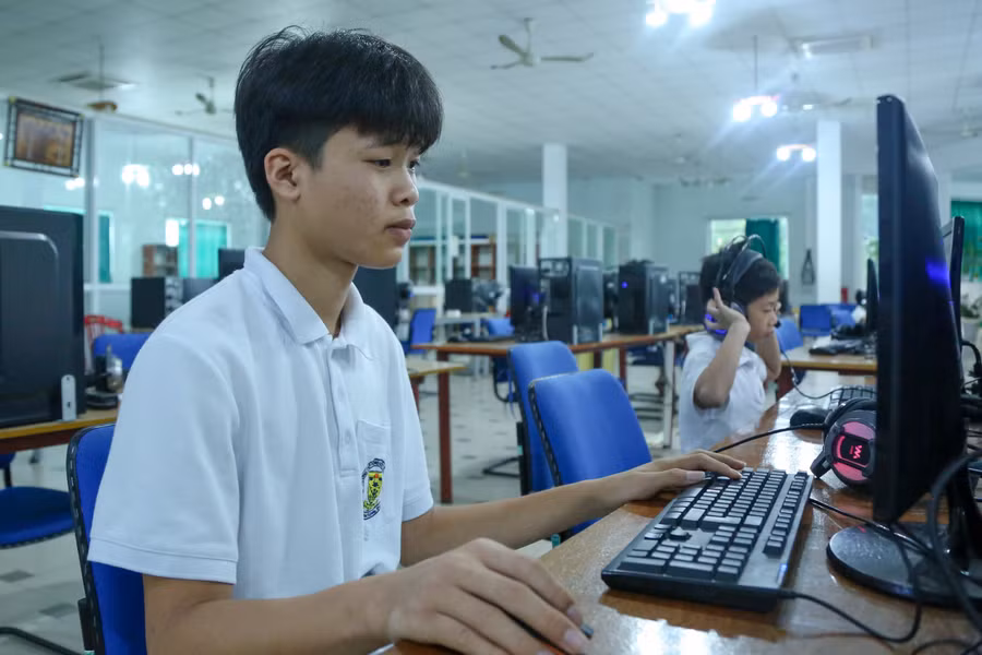Em Lò Quang Việt, lớp 9B, học tập tại trường.