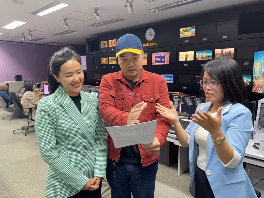 Hình ảnh về 3 trong nhóm tác giả thực hiện tọa đàm 'Khó khăn khi thiếu giáo viên' đang tác nghiệp. 