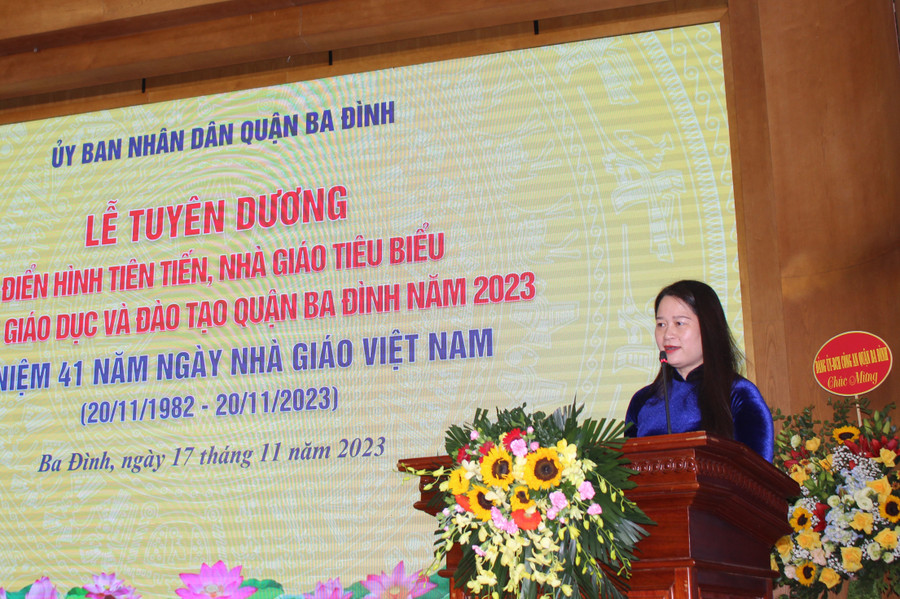 Bà Phạm Thị Diễm - Phó Chủ tịch UBND quận Ba Đình phát biểu tại buổi lễ và gửi lời chúc mừng đến các thầy cô giáo nhân kỷ niệm ngày Nhà giáo Việt Nam. Bà Phạm Thị Diễm - Phó Chủ tịch UBND quận Ba Đình phát biểu tại buổi lễ và gửi lời chúc mừng đến các thầy cô giáo nhân kỷ niệm ngày Nhà giáo Việt Nam.