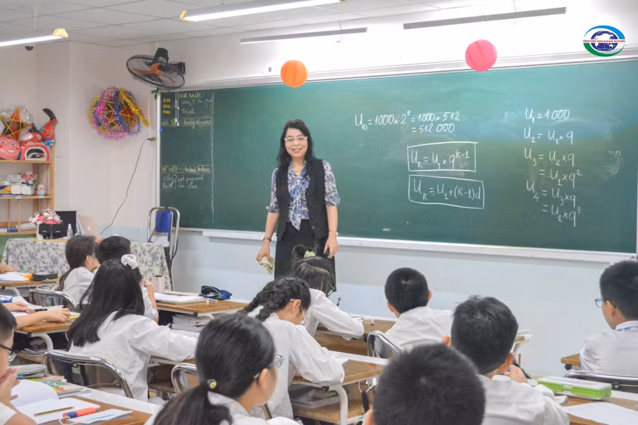 Cô Lê Thị Bích Dung tiên phong giảng dạy trên lớp cho học sinh.