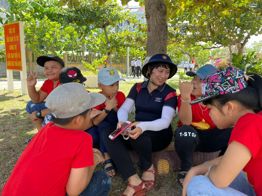 Một trong những tác giả thực hiện tọa đàm "Khó khăn khi thiếu giáo viên" đang trò chuyện cùng học sinh trong quá trình tác nghiệp. Một trong những tác giả thực hiện tọa đàm "Khó khăn khi thiếu giáo viên" đang trò chuyện cùng học sinh trong quá trình tác nghiệp.