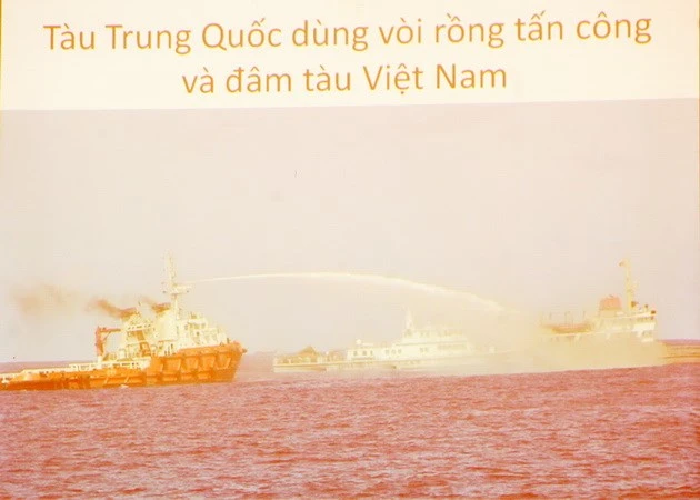 Tàu Trung Quốc dùng vòi rồng tấn công và đâm tàu Việt Nam. (Ảnh: TTXVN)