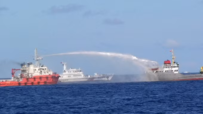 Tàu Trung Quốc xịt vòi rồng vào tàu Việt Nam - Ảnh: Cảnh sát biển Việt Nam