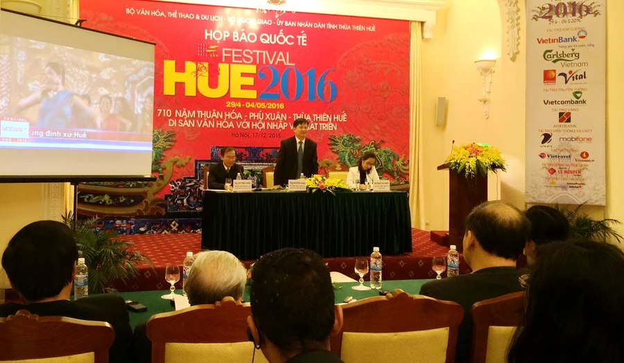 Ông Nguyễn Dung- Phó Chủ tịch UBND tỉnh Thừa Thiên-Huế, Trưởng Ban Tổ chức Festival Huế 2016 chủ trì buổi họp báo về Festival Huế 2016
