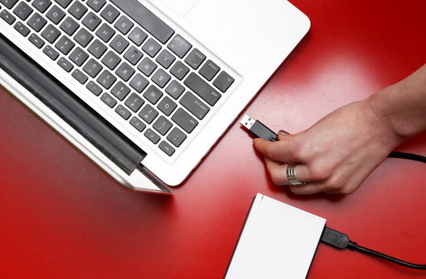 Sạc điện thoại từ cổng USB trên laptop 
