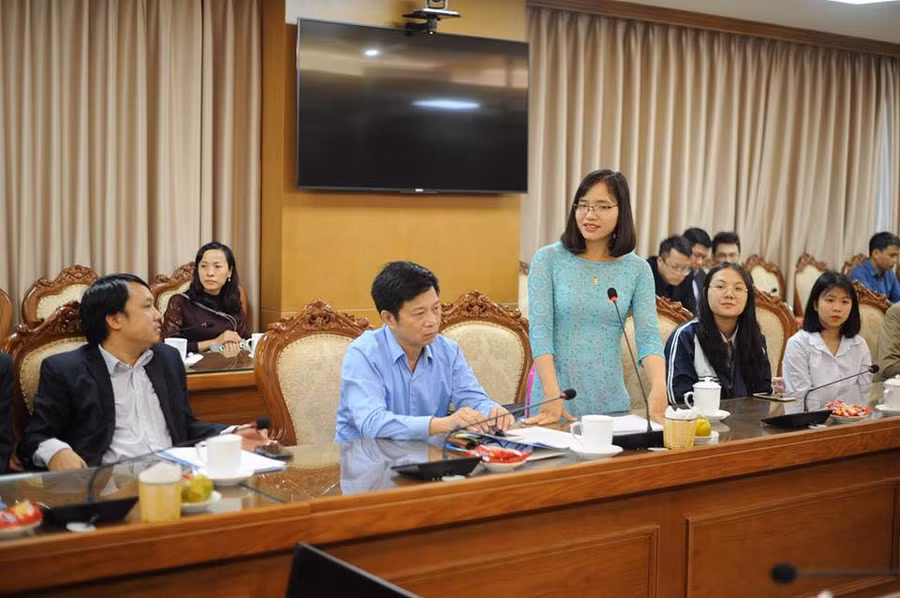 Cô Dương Thị Thu Hà và 2 học sinh cùng sáng kiến ra sản phẩm giúp trẻ bệnh down dễ tiếp thu kiến thức